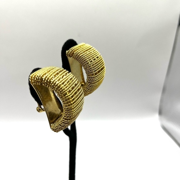 Vintage Clip On Earrings Runway Gold Wired Textured Dimensional Big Bold - Picture 2 of 12